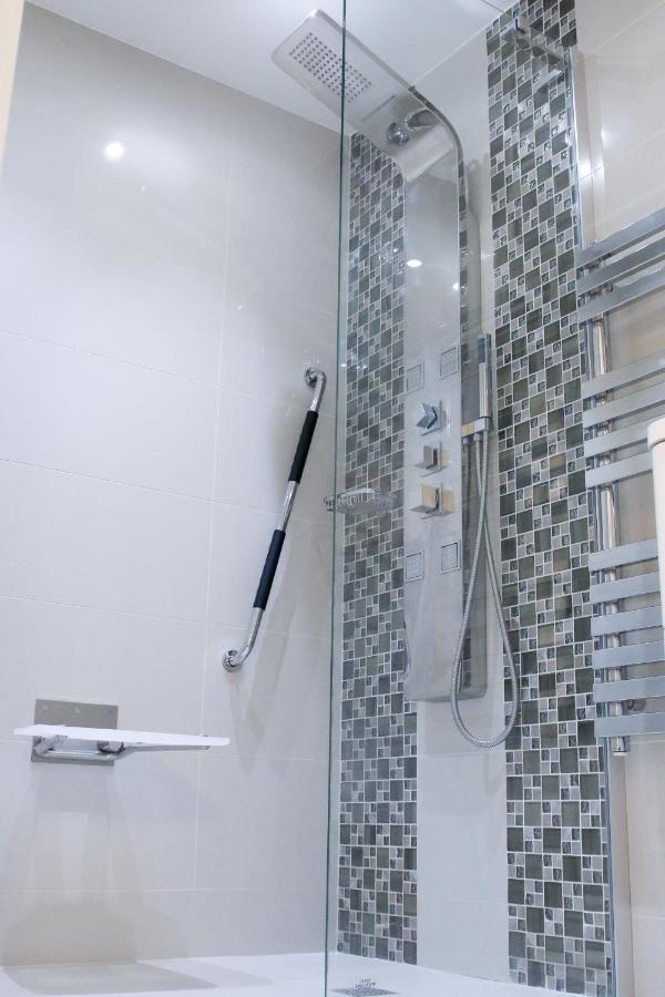 Lovely With Access For Wheel-chairs In Sydenham Apartament *